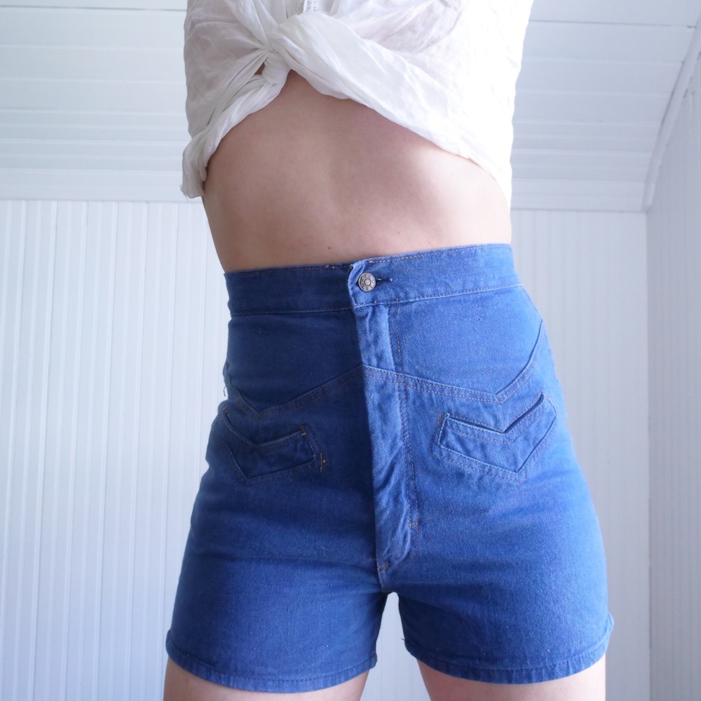 Super cute vintage 1970s high waisted denim shorts
